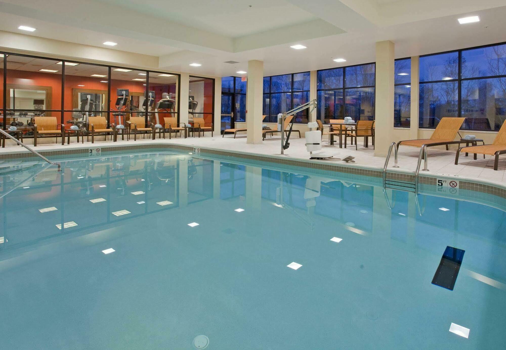 Courtyard By Marriott Pittsburgh North/Cranberry Woods Hotel Кранбери Тауншип Екстериор снимка